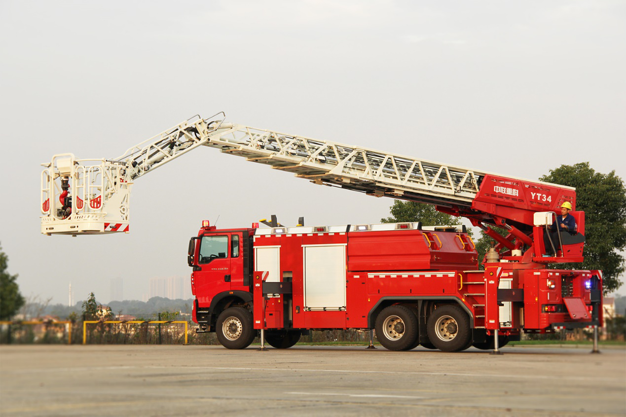 中联重科研发制造的34米曲臂云梯消防车在长沙下线。  通讯员 丁末 摄