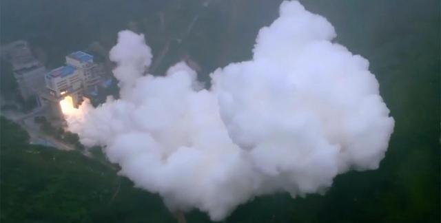 世界第二！中国120吨泵后摆火箭发动机试车画面曝光：场面壮观！