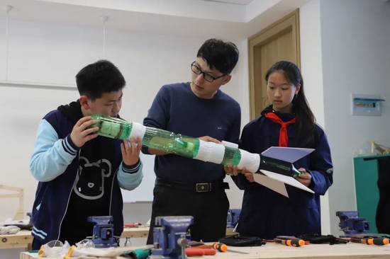 王印和孩子们一起探讨水火箭制作